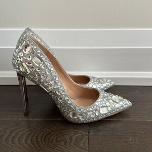 Steve Madden Rhinestone pointed pump 7